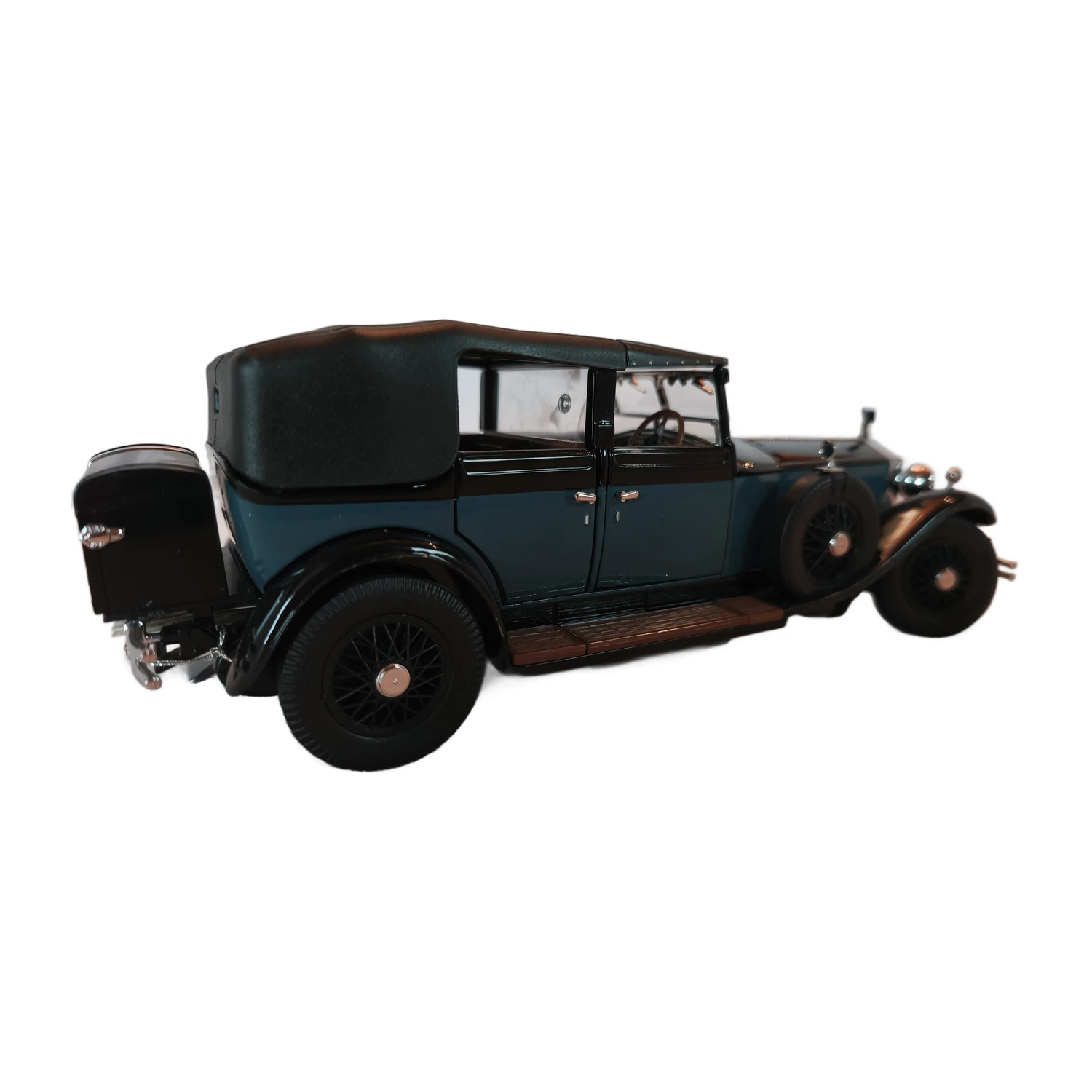 Vue de trois quarts arrière de la miniature Rolls-Royce Phantom I 1929 montrant la malle arrière