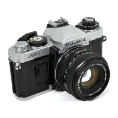 Appareil photo reflex argentique Fujica AX-1 vue de face avec objectif 50mm