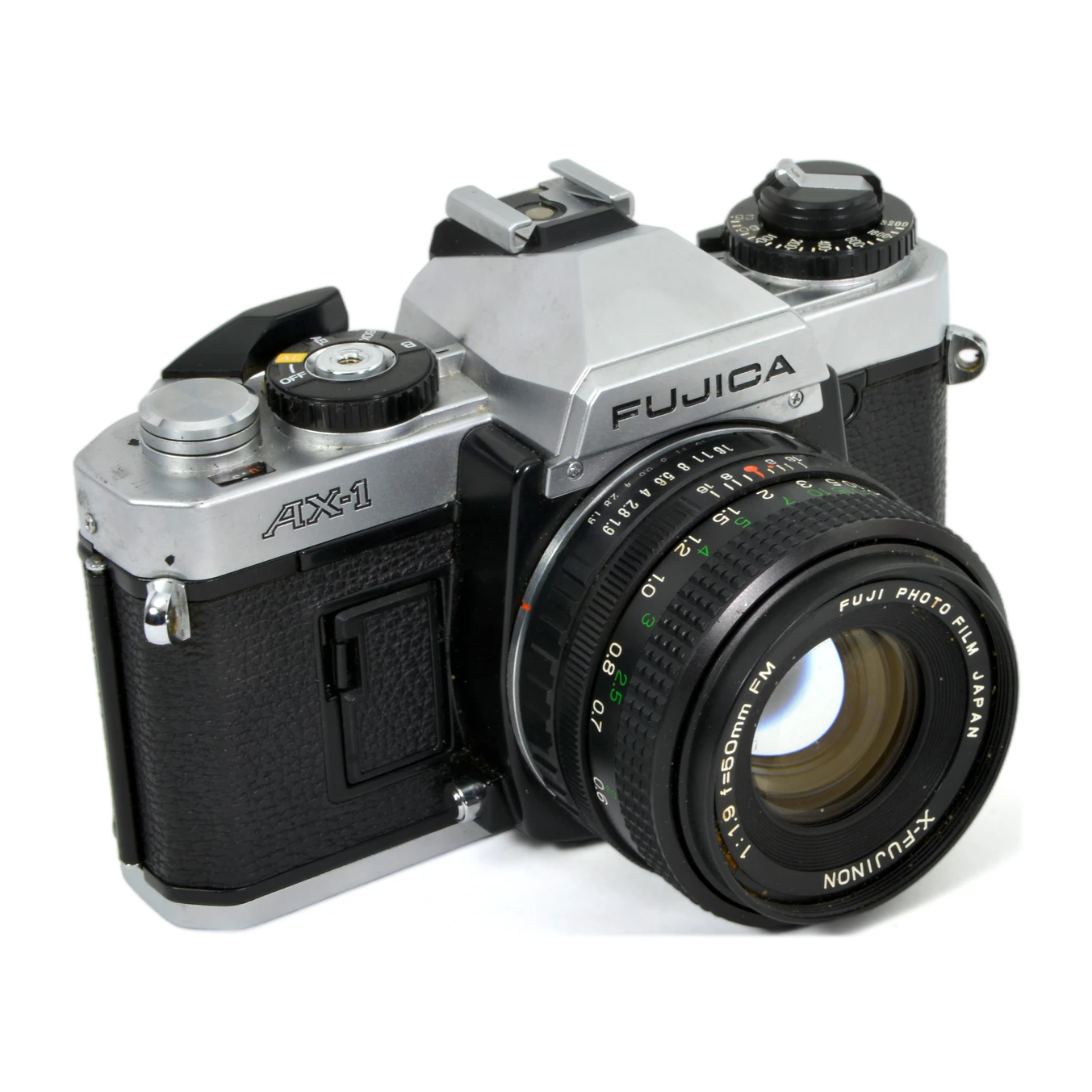 Appareil photo reflex argentique Fujica AX-1 vue de face avec objectif 50mm