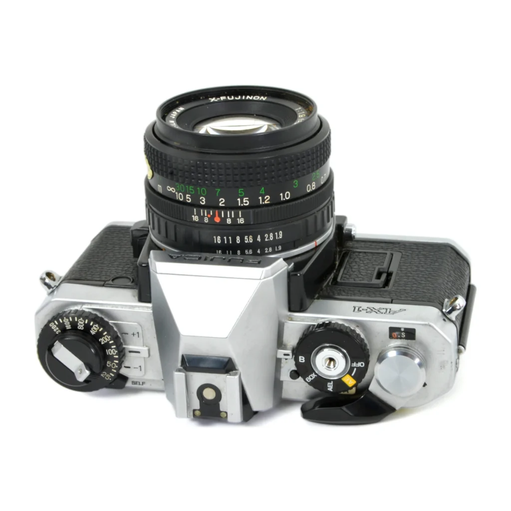 Vue de dessus du boîtier Fujica AX-1 montrant les molettes de réglage