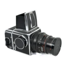 Appareil photo Hasselblad 500C/M avec objectif 150mm vu de trois quarts avant