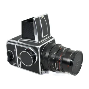 Appareil photo Hasselblad 500C/M avec objectif 150mm vu de trois quarts avant