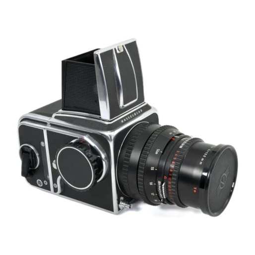 Appareil photo Hasselblad 500C/M avec objectif 150mm vu de trois quarts avant