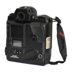 Vue arrière du reflex numérique Kodak DCS 620 montrant les écrans de contrôle et les boutons