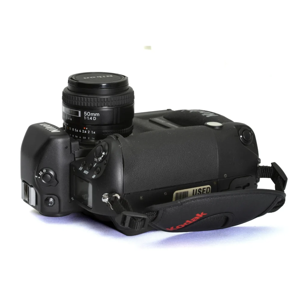 Vue de dessus de l'appareil photo Kodak DCS 620 mettant en évidence l'objectif et les molettes de réglage
