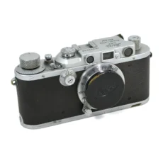 Appareil photo ancien Leica IIIa de face avec son bouchon d'objectif noir
