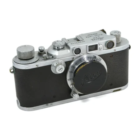 Appareil photo ancien Leica IIIa de face avec son bouchon d'objectif noir