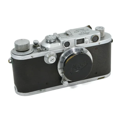Appareil photo ancien Leica IIIa de face avec son bouchon d'objectif noir