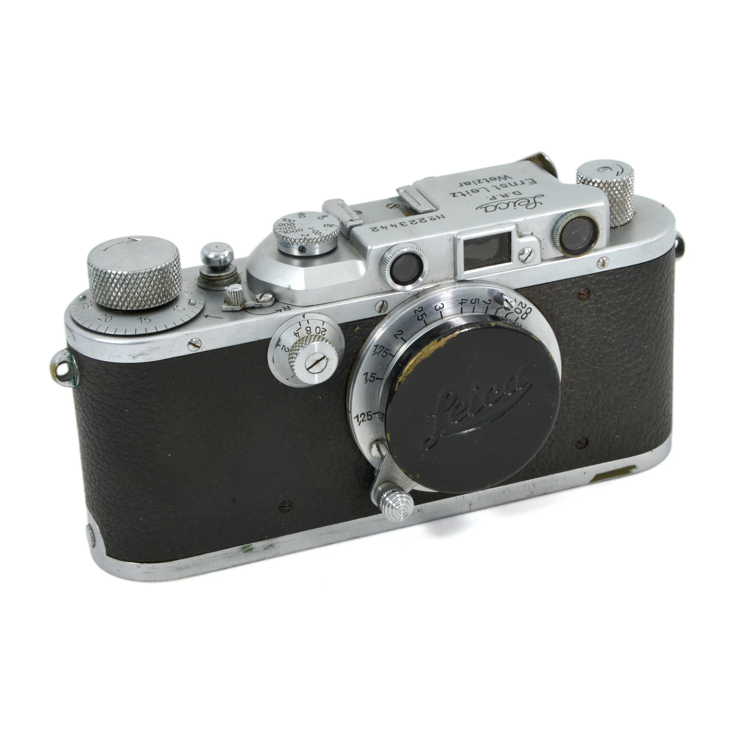 Appareil photo ancien Leica IIIa de face avec son bouchon d