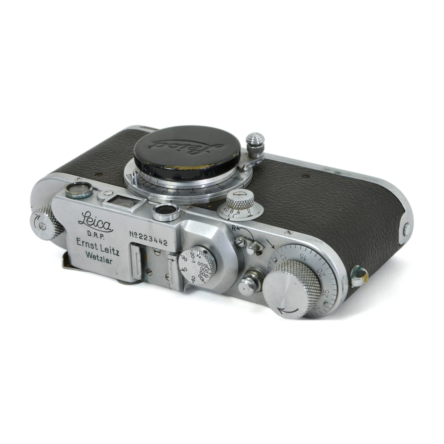 Vue de dessus du boîtier Leica IIIa avec les molettes de réglage et le numéro de série 223442