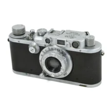 Appareil photo Leica IIIa de face avec l'objectif Leitz Elmar 5cm f/3.5 déployé