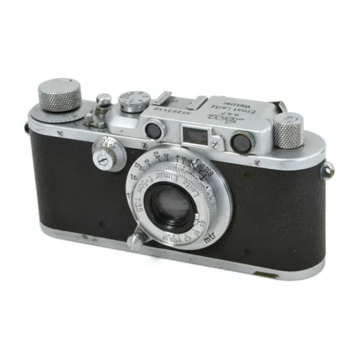 Appareil photo Leica IIIa de face avec l'objectif Leitz Elmar 5cm f/3.5 déployé