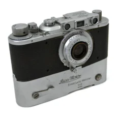 Appareil photo Leica IIIa avec objectif Elmar et moteur MOOLY de face