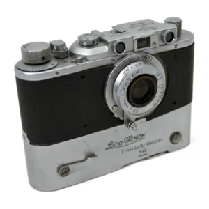 Appareil photo Leica IIIa avec objectif Elmar et moteur MOOLY de face