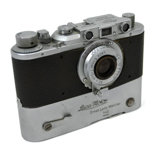 Appareil photo Leica IIIa avec objectif Elmar et moteur MOOLY de face