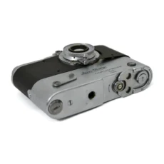 Vue de dessous du Leica-Motor monté sur le boîtier