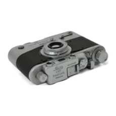 Vue de dessus du Leica IIIa montrant les molettes et le numéro de série