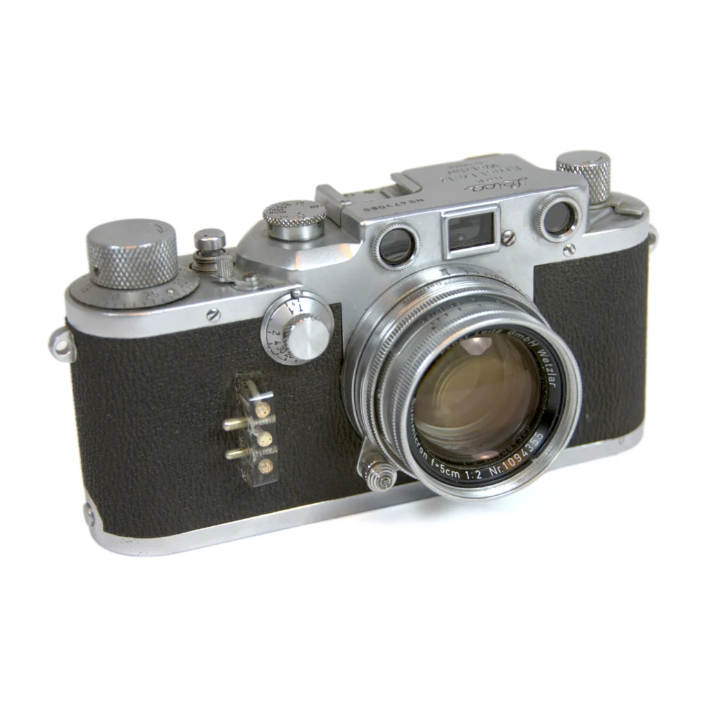 Face avant de l'appareil photo Leica IIIc avec objectif Summicron 5cm et modification flash