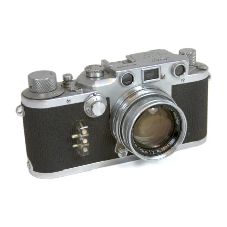 Face avant de l'appareil photo Leica IIIc avec objectif Summicron 5cm et modification flash