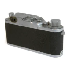 Dos de l'appareil photo Leica IIIc montrant le revêtement en vulcanite noire
