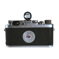 Vue de face du Leica IIIf avec le viseur externe SBOOI monté sur la griffe