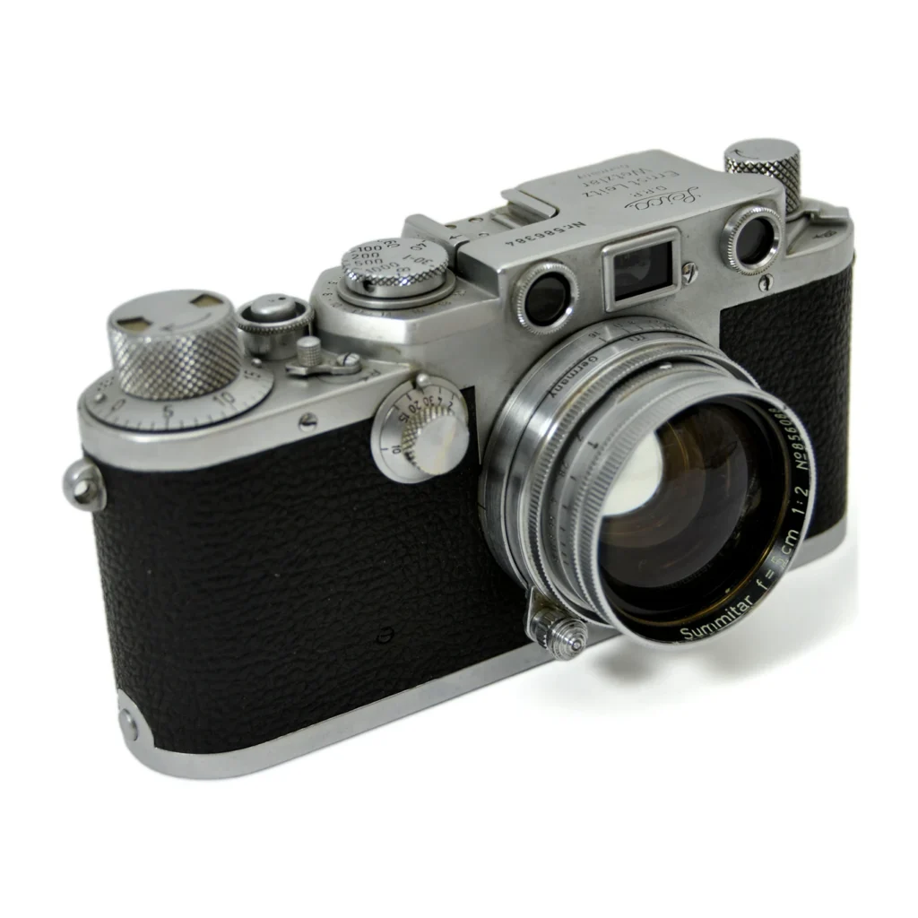 Vue de trois quarts de l'appareil photo Leica IIIf avec objectif rétractable Summitar