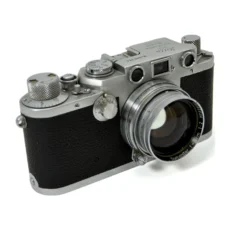Vue de trois quarts de l'appareil photo Leica IIIf avec objectif rétractable Summitar