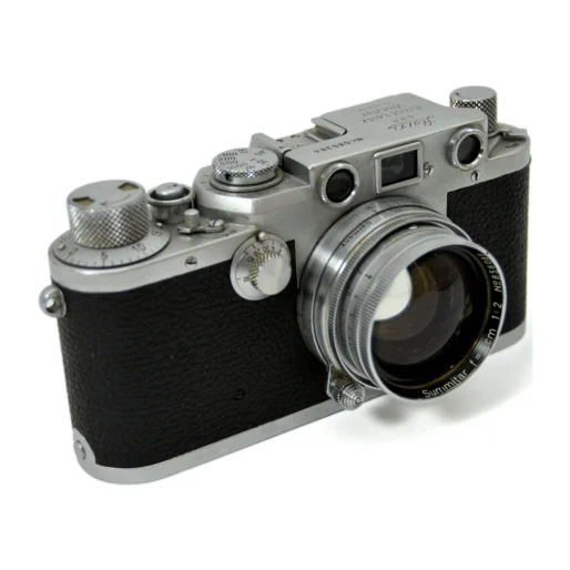 Vue de trois quarts de l'appareil photo Leica IIIf avec objectif rétractable Summitar