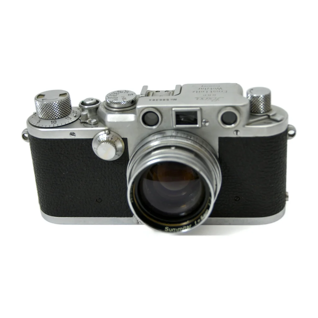 Vue de face de l'appareil photo télémétrique Leica IIIf (Black Dial)