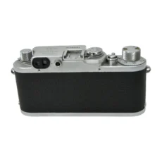 Vue arrière du boîtier Leica IIIf montrant le viseur et le revêtement en vulcanite