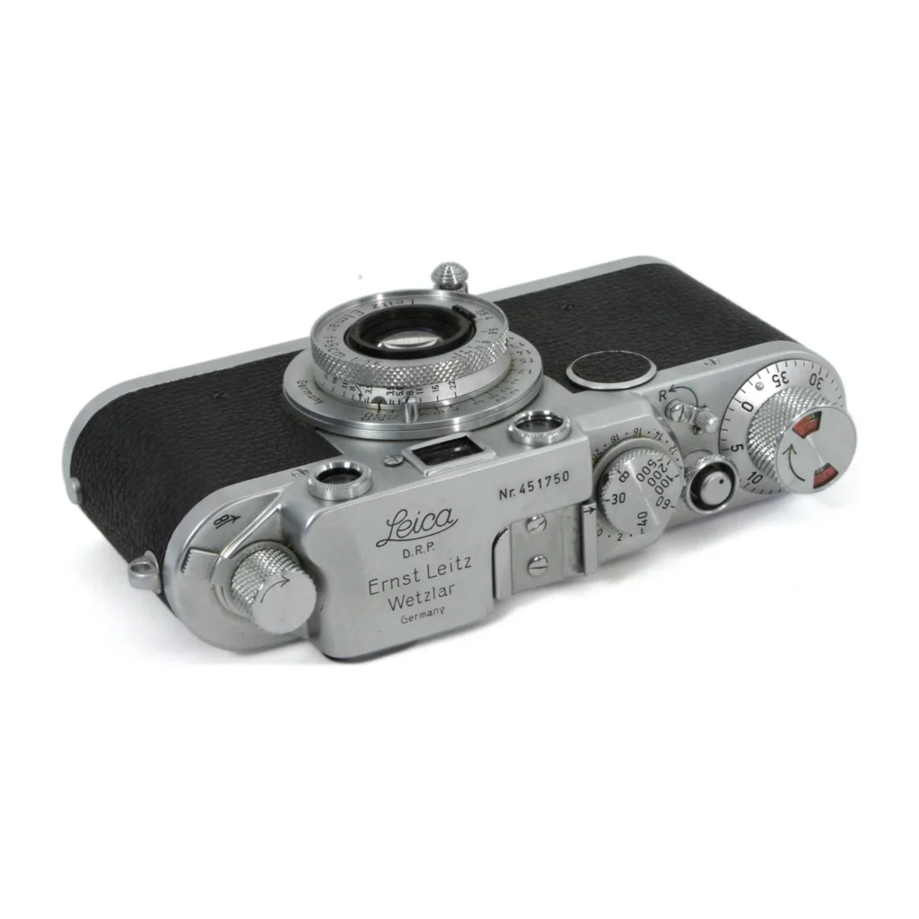 Appareil photo Leica IIIf vu de face avec objectif rétractable Elmar