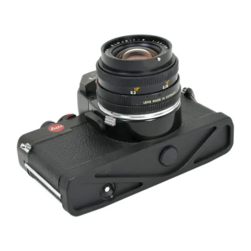 Vue de dessus du Leica R3 avec objectif Elmarit-R 28mm montrant les inscriptions