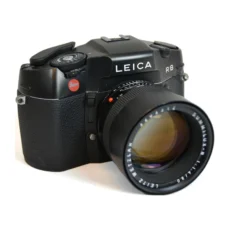 Appareil photo Leica R8 noir avec objectif Summilux-R 80mm f/1.4 de face