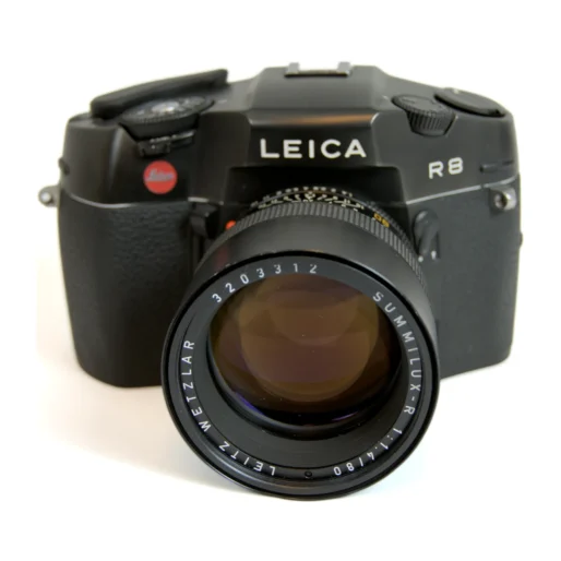 Gros plan sur l'objectif Leica Summilux-R 80mm f/1.4 monté sur le boîtier R8