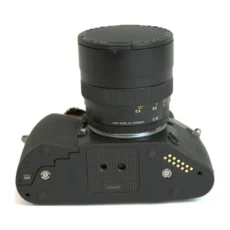 Vue de dessous de l'appareil photo Leica R8 montrant le numéro de série et les contacts