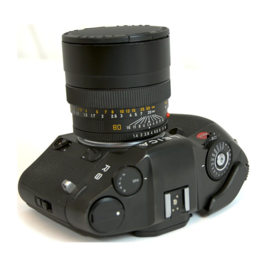 Vue de dessus de l'appareil photo Leica R8 avec l'objectif Summilux-R 80mm f/1.4