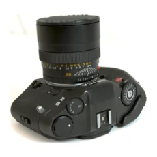 Vue de dessus de l'appareil photo Leica R8 avec l'objectif Summilux-R 80mm f/1.4