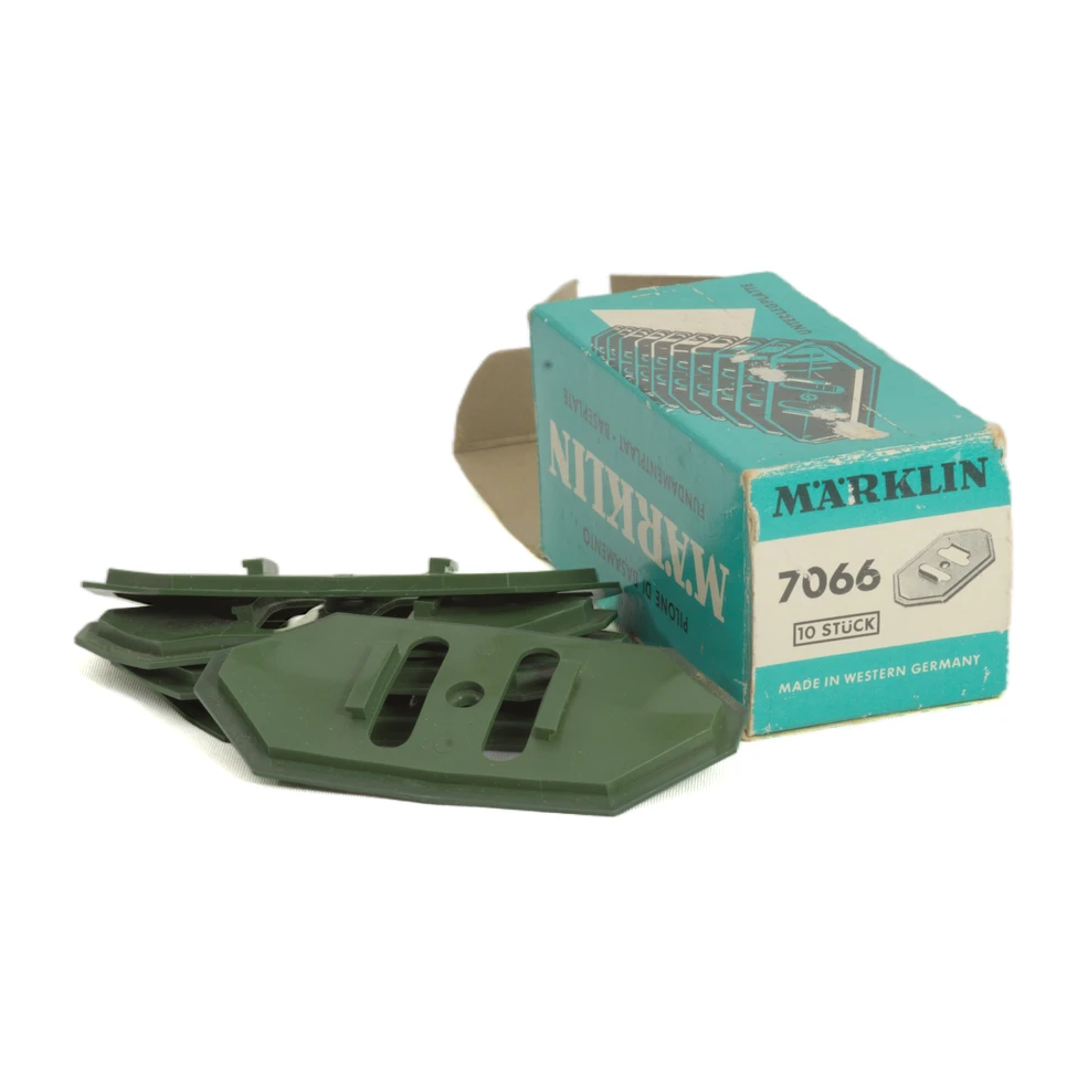 Boîte Märklin 7066 ouverte avec les 10 embases en plastique vert pour piliers de pont HO