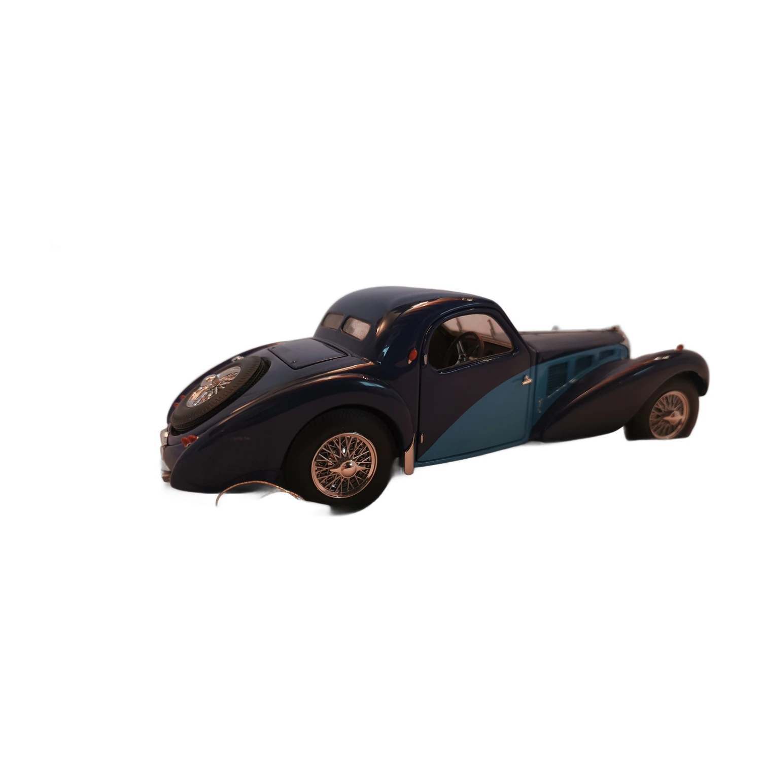 Vue de trois quarts arrière de la miniature Bugatti Type 57SC montrant la roue de secours et l