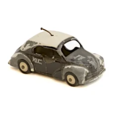 Vue de profil de la miniature CIJ Renault 4CV Police avec éclats de peinture