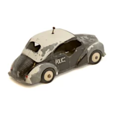Vue de trois-quarts de la petite voiture de police ancienne CIJ avec son antenne