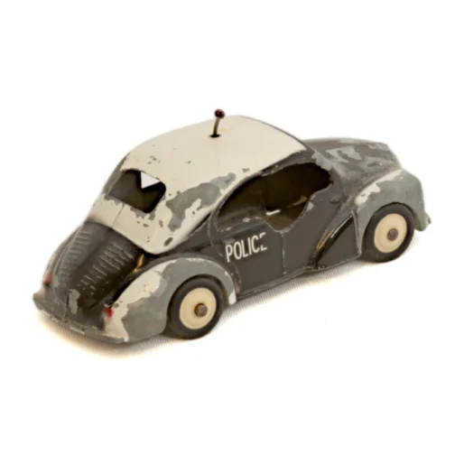 Vue de trois-quarts de la petite voiture de police ancienne CIJ avec son antenne