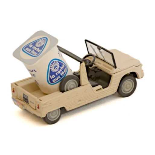 Miniature Citroën Méhari La Roche aux Fées Norev 1/43 vue de trois quarts arrière avec le pot de yaourt