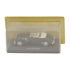 Voiture miniature Cord 812 de 1937 à l'échelle 1/43 dans sa boîte vitrine d'origine sur fond blanc