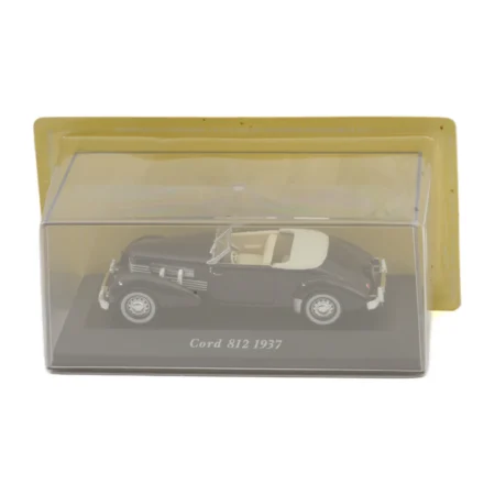Voiture miniature Cord 812 de 1937 à l'échelle 1/43 dans sa boîte vitrine d'origine sur fond blanc