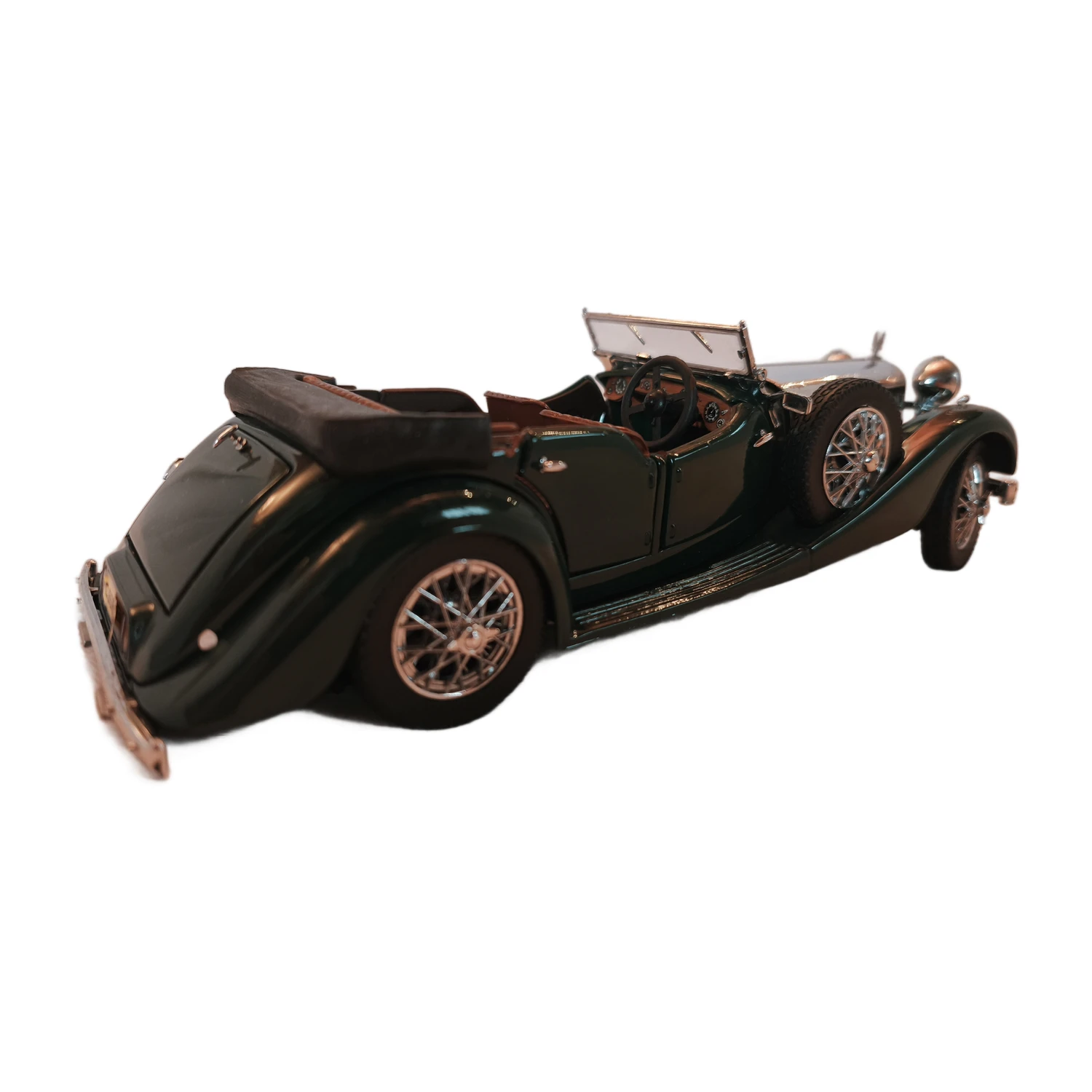 Vue de trois quarts arrière du modèle réduit Alvis 1938 cabriolet avec capote repliée