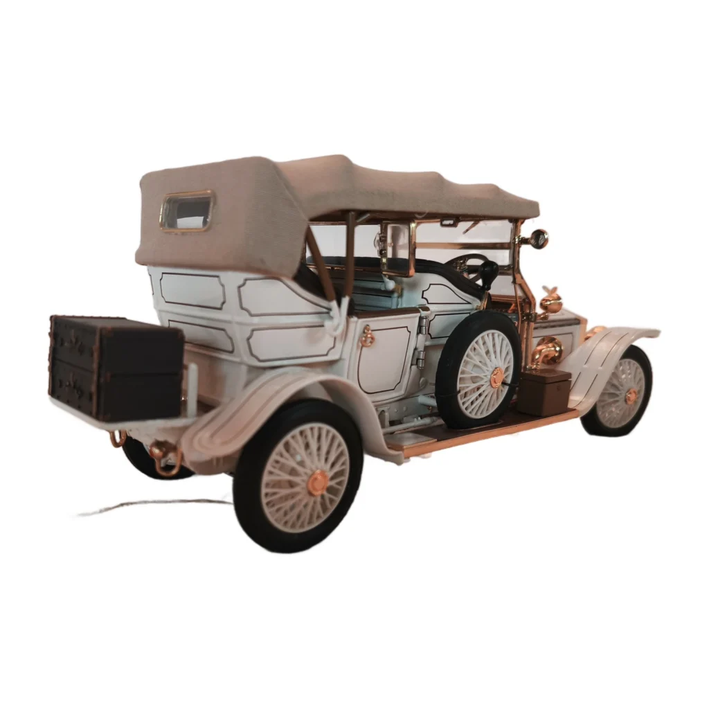 Vue arrière de la miniature Rolls-Royce Silver Ghost 1907 avec malles de voyage