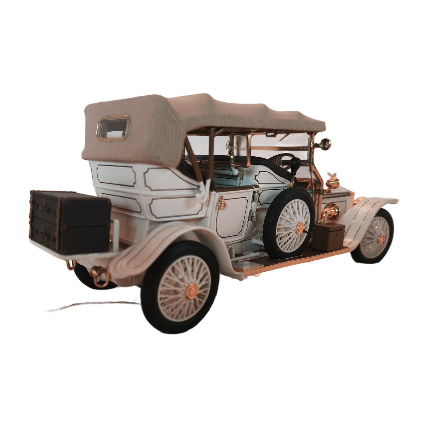 Vue arrière de la miniature Rolls-Royce Silver Ghost 1907 avec malles de voyage