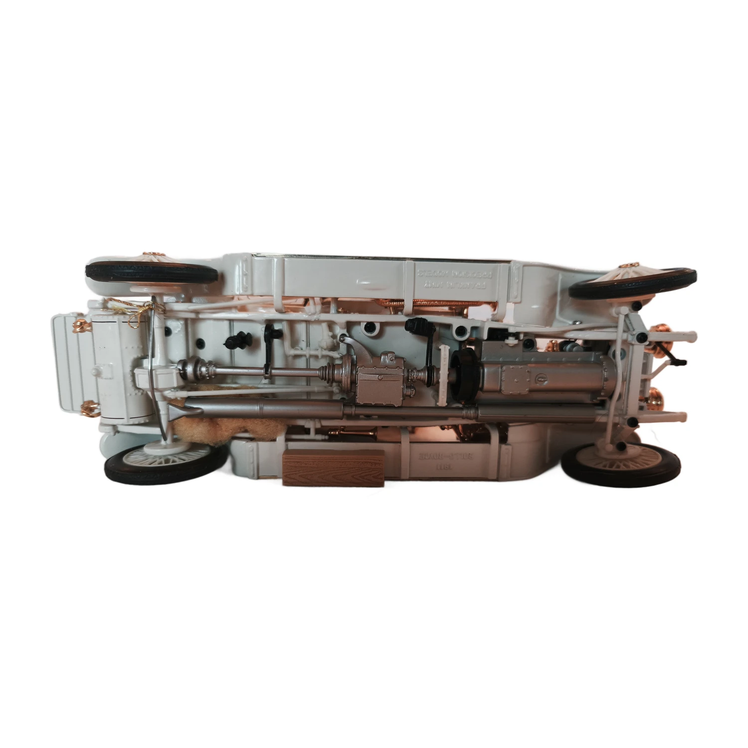 Vue du dessous du châssis détaillé de la miniature Franklin Mint Rolls-Royce 1907