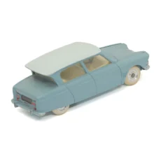 Vue de trois quarts arrière de la Citroën Ami 6 miniature J.R.D. montrant la lunette inversée